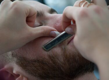 髭剃りのプロフェッショナルになろう！効率的で肌に優しい最適な髭の剃り方を習得