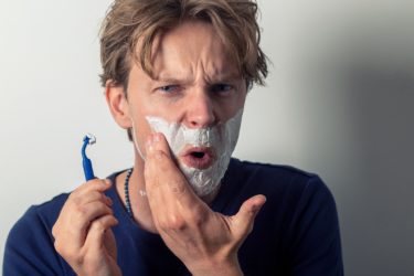 プロも認めるヒゲ剃りテクニック：肌トラブル知らずのシェービングライフを手に入れよう